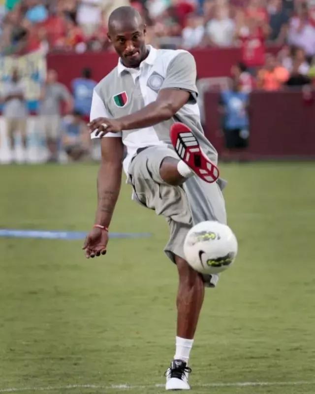 豪门俱乐部官宣主帅续约，合同长达三年（豪门球队官宣与主帅续约，三年长约达成）