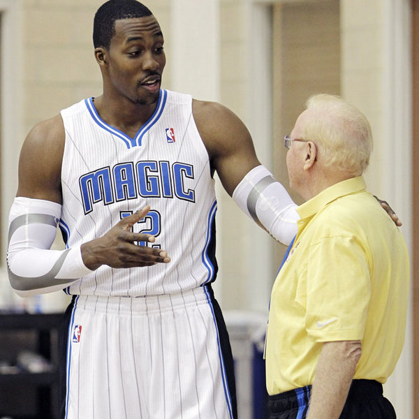 埃迪-豪：球队中场从六人减至四人，必须赶紧引援（埃迪-豪：中场只剩四人，必须尽快引援）