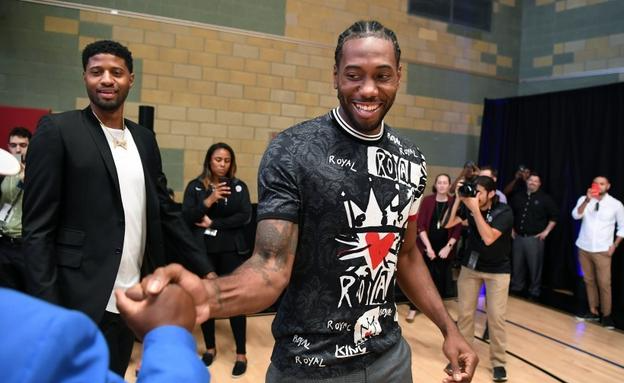 TA：阿莫林会在赛后与球迷合影，并会在其他场合展现出亲和力（TA：阿莫林赛后常与球迷合影，日常亦展露亲和力）