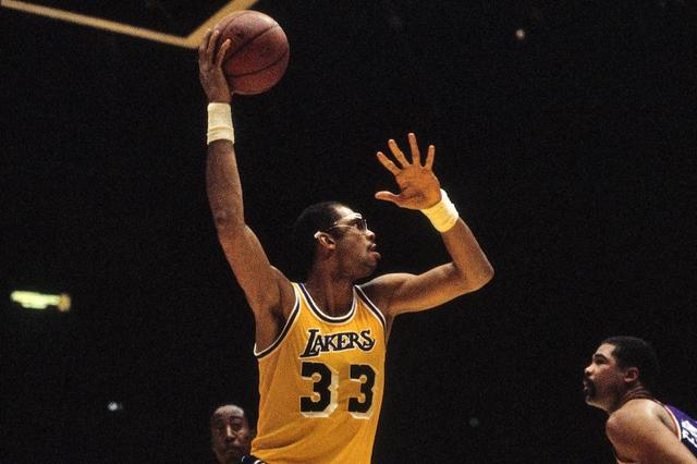 里尔年轻中场布阿迪被多家豪门关注，转会呼声高，期待其未来成为新星。（里尔小将布阿迪获多豪门青睐，转会热度高涨，未来新星可期）