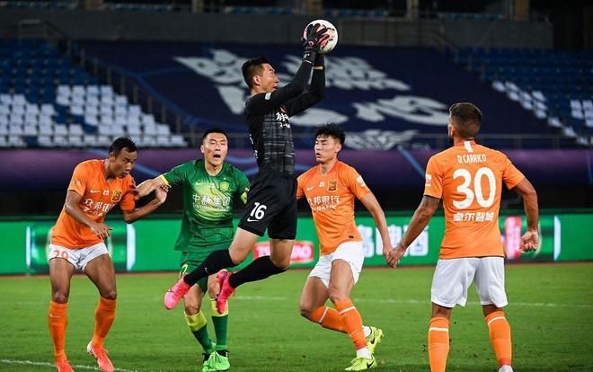 他不吼不叫，却掌控全场（不动声色，却镇住全场）