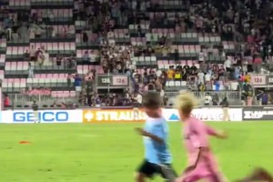 一粒精彩进球，一个属于阿德里安的特别夜晚（绝妙破门，阿德里安的高光之夜）