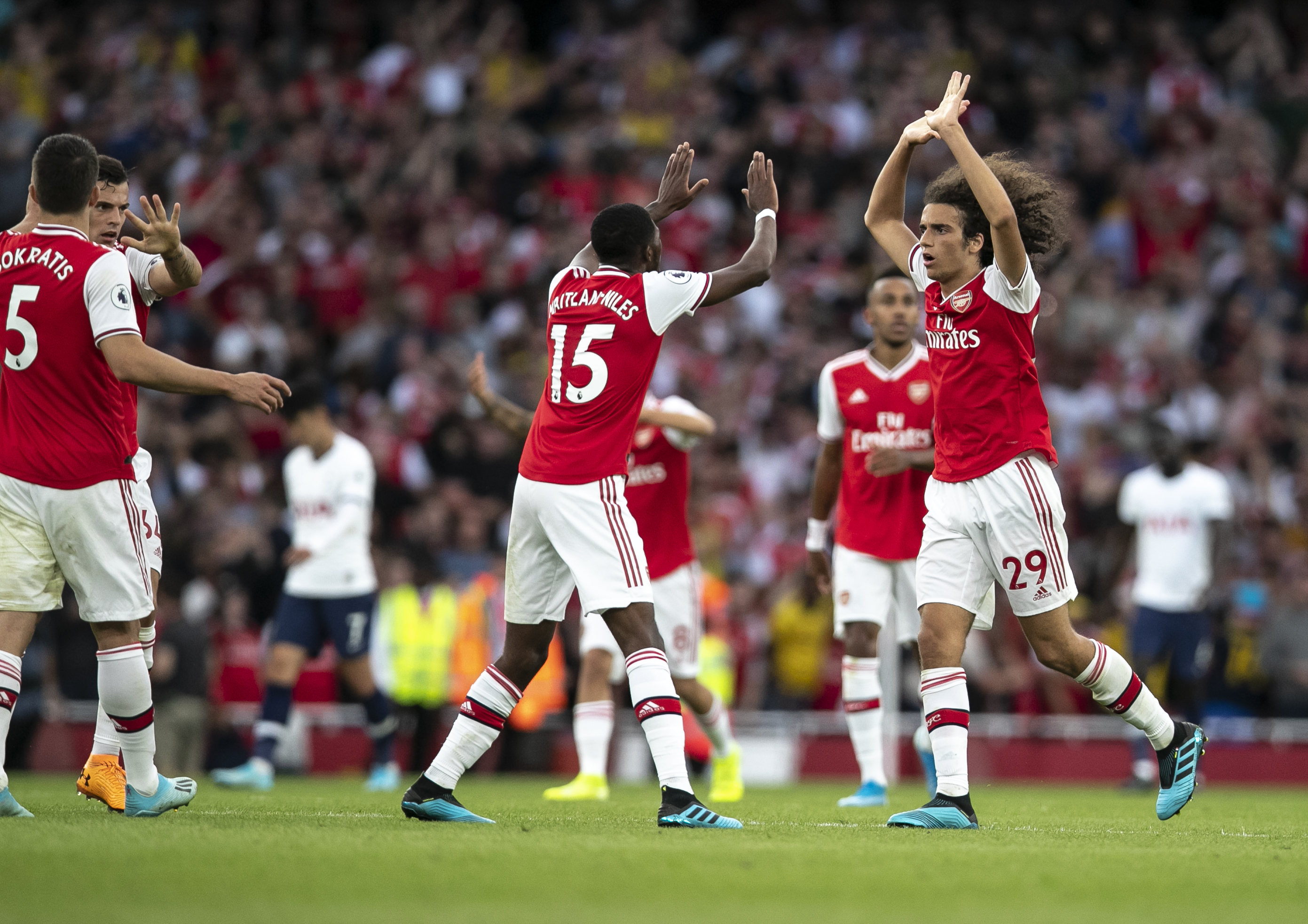 阿斯顿维拉对阿森纳：焦点之战，谁能笑到最后？（阿斯顿维拉迎战阿森纳：巅峰对决，鹿死谁手？）