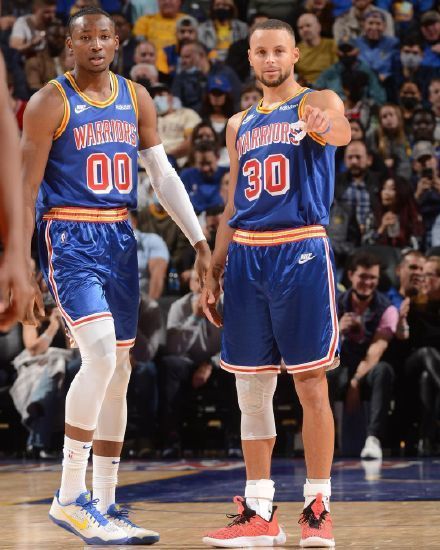 男子冰壶奥运落选赛：中国5-2菲律宾，豪取三连胜！稳居榜首（男子冰壶奥运资格赛：中国5比2胜菲律宾，豪取三连胜领跑积分榜）