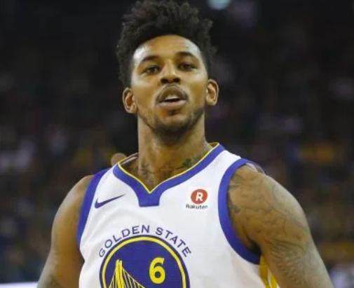 曼联对西汉姆的新布莱恩·姆贝莫罚球判决：裁判的智慧与争议（曼联vs西汉姆：布莱恩·姆贝莫点球判罚，裁判智慧与争议并存）