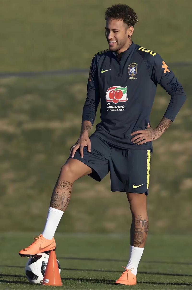 2025年球衣销量：亚马尔力压梅罗排第一；皇萨塔俱乐部前三（2025年球衣销量榜：亚马尔超越梅罗登顶，皇马巴萨塔队包揽俱乐部前三）