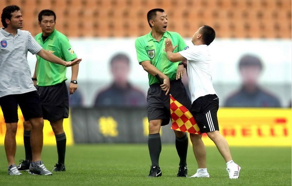 加图索：我要向球迷道歉；上半场很不错，下半场我们变得胆怯（加图索向球迷致歉：上半场表现不俗，下半场我们踢得畏手畏脚）