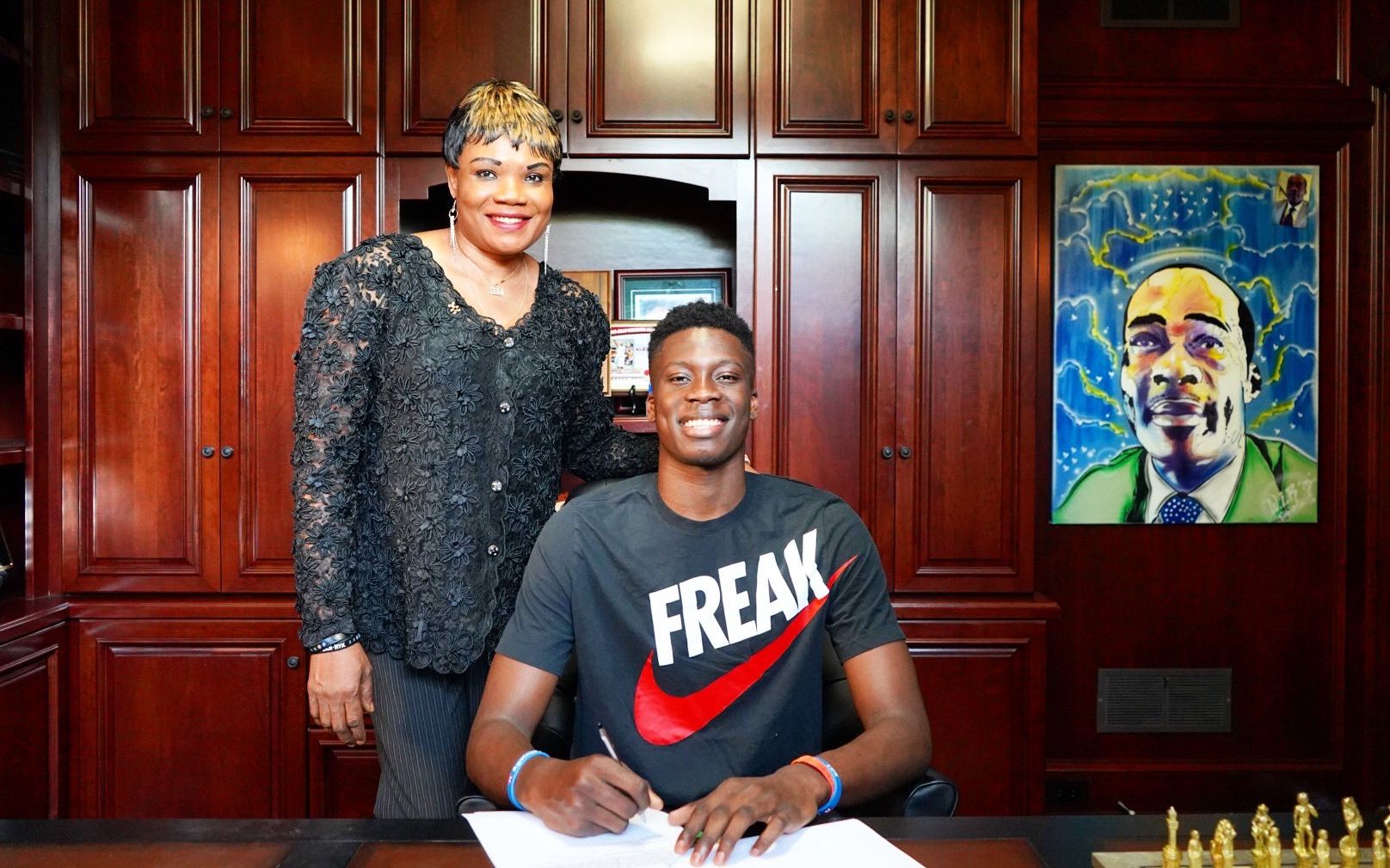 詹姆斯篮板抢断关键时刻锁定胜局（詹姆斯关键篮板与抢断终结悬念）