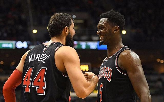 镜报：麦克托米奈上赛季意甲收官战亲签球衣成交价超2.4万欧（镜报称：麦克托米奈上赛季意甲末轮亲签球衣拍卖价超2.4万欧）