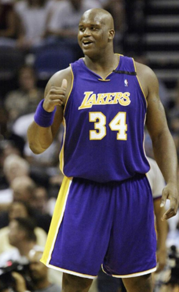 詹姆斯关键三分绝杀比赛（詹姆斯压哨三分终结战局）